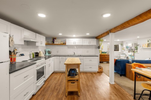 612 4Th Street E, North Vancouver, BC - Indoor Photo Showing Kitchen With Upgraded Kitchen