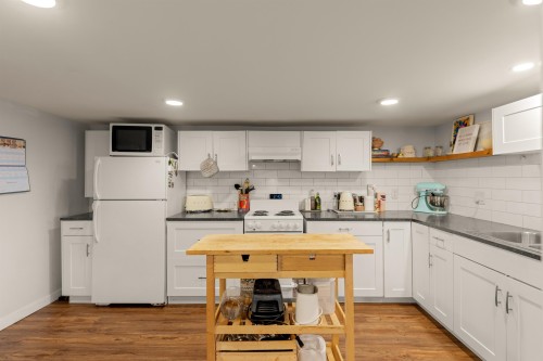 612 4Th Street E, North Vancouver, BC - Indoor Photo Showing Kitchen