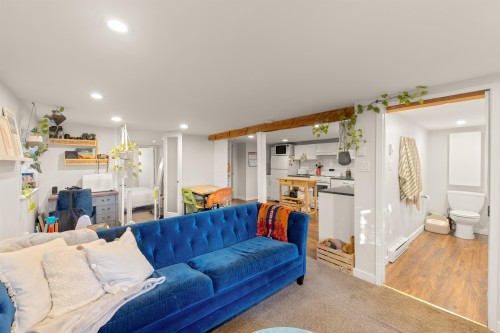 612 4Th Street E, North Vancouver, BC - Indoor Photo Showing Living Room