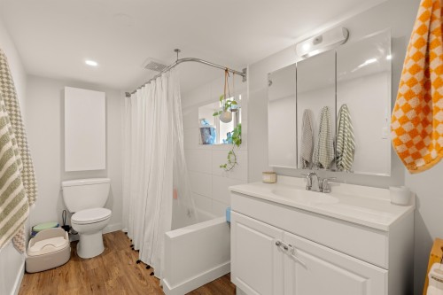 612 4Th Street E, North Vancouver, BC - Indoor Photo Showing Bathroom
