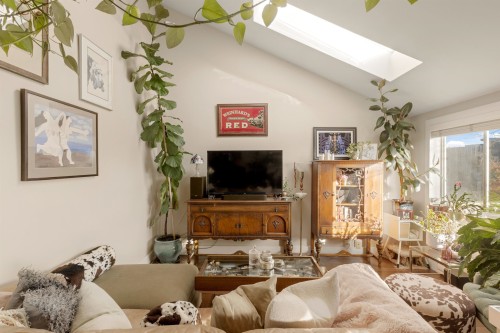 612 4Th Street E, North Vancouver, BC - Indoor Photo Showing Living Room