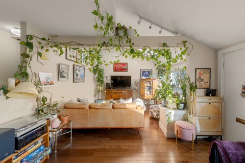 612 4Th Street E, North Vancouver, BC - Indoor Photo Showing Living Room
