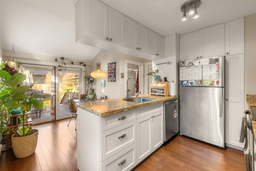 612 4Th Street E, North Vancouver, BC - Indoor Photo Showing Kitchen