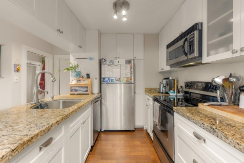 612 4Th Street E, North Vancouver, BC - Indoor Photo Showing Kitchen With Double Sink