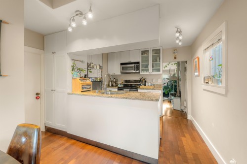 612 4Th Street E, North Vancouver, BC - Indoor Photo Showing Kitchen