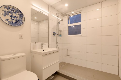 1955 8Th Avenue E, Vancouver, BC - Indoor Photo Showing Bathroom