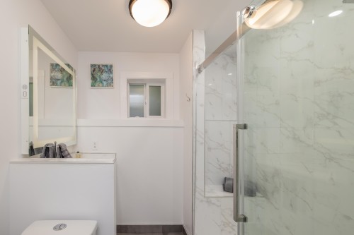 1038 Walls Avenue, Coquitlam, BC - Indoor Photo Showing Bathroom