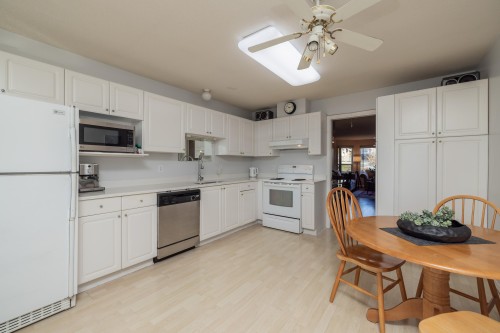 1038 Walls Avenue, Coquitlam, BC - Indoor Photo Showing Kitchen