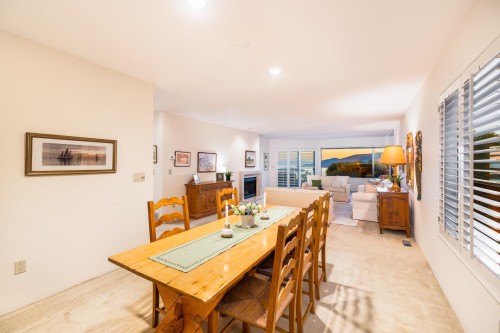 5360 Meadfeild Road, West Vancouver, BC - Indoor Photo Showing Dining Room
