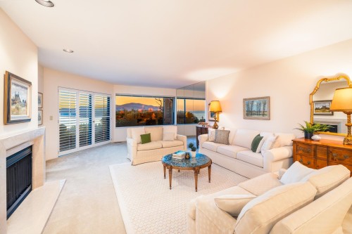 5360 Meadfeild Road, West Vancouver, BC - Indoor Photo Showing Living Room With Fireplace