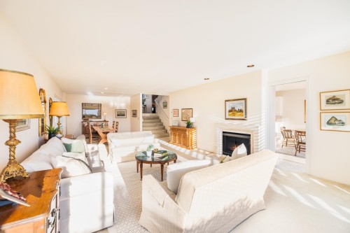 5360 Meadfeild Road, West Vancouver, BC - Indoor Photo Showing Living Room With Fireplace