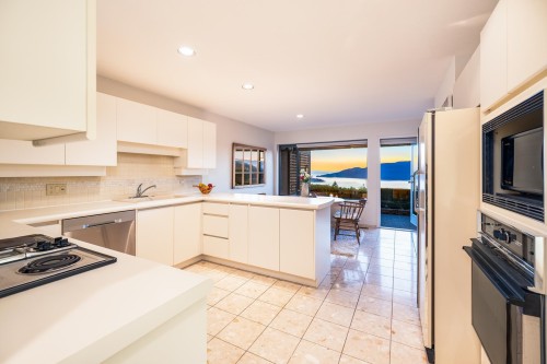 5360 Meadfeild Road, West Vancouver, BC - Indoor Photo Showing Kitchen