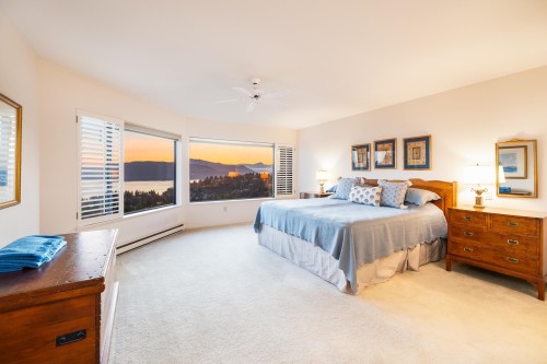 5360 Meadfeild Road, West Vancouver, BC - Indoor Photo Showing Bedroom