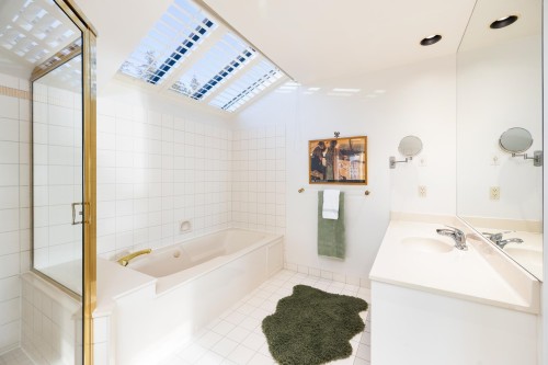 5360 Meadfeild Road, West Vancouver, BC - Indoor Photo Showing Bathroom