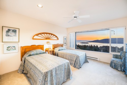 5360 Meadfeild Road, West Vancouver, BC - Indoor Photo Showing Bedroom