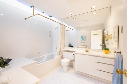 5360 Meadfeild Road, West Vancouver, BC - Indoor Photo Showing Bathroom
