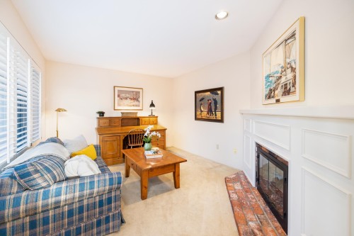 5360 Meadfeild Road, West Vancouver, BC - Indoor With Fireplace