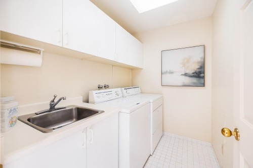5360 Meadfeild Road, West Vancouver, BC - Indoor Photo Showing Laundry Room
