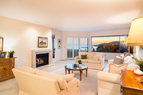 5360 Meadfeild Road, West Vancouver, BC - Indoor Photo Showing Living Room With Fireplace