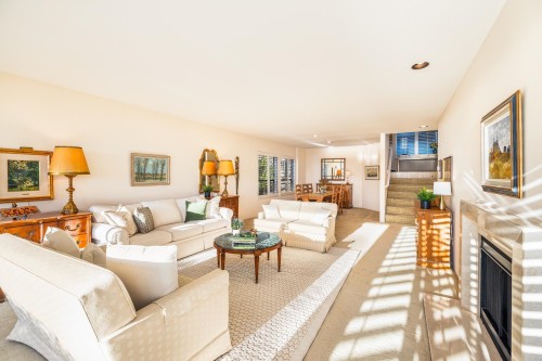 5360 Meadfeild Road, West Vancouver, BC - Indoor Photo Showing Living Room With Fireplace