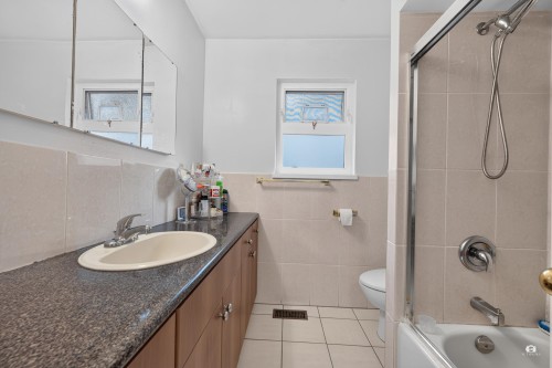1828 Parker Street, Vancouver, BC - Indoor Photo Showing Bathroom