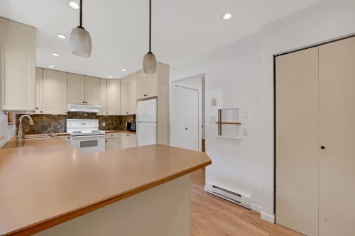 2655 Rhum & Eigg Drive, Squamish, BC - Indoor Photo Showing Kitchen