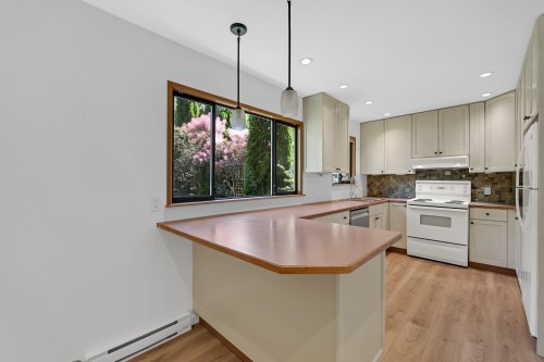 2655 Rhum & Eigg Drive, Squamish, BC - Indoor Photo Showing Kitchen