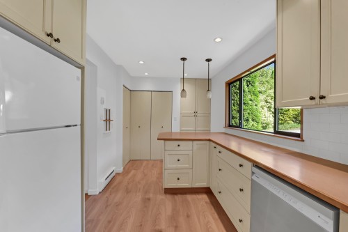 2655 Rhum & Eigg Drive, Squamish, BC - Indoor Photo Showing Kitchen