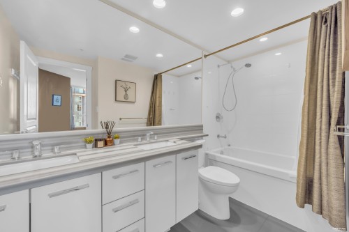 2605-3093 Windsor Gate, Coquitlam, BC - Indoor Photo Showing Bathroom