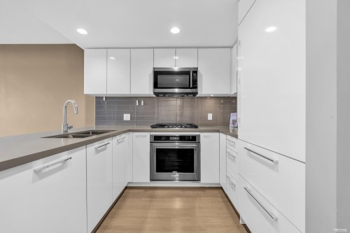 2605-3093 Windsor Gate, Coquitlam, BC - Indoor Photo Showing Kitchen With Double Sink With Upgraded Kitchen