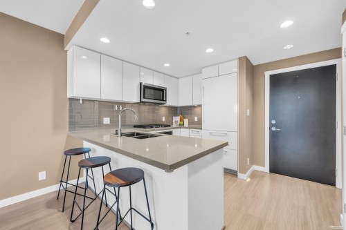 2605-3093 Windsor Gate, Coquitlam, BC - Indoor Photo Showing Kitchen With Upgraded Kitchen