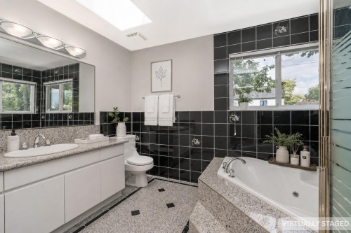 2304 Garden Drive, Vancouver, BC - Indoor Photo Showing Bathroom