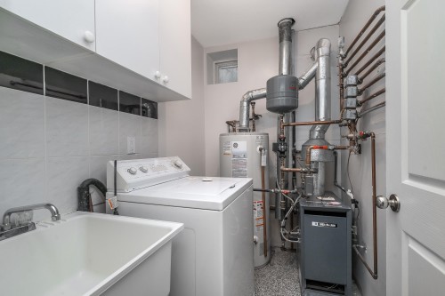 2304 Garden Drive, Vancouver, BC - Indoor Photo Showing Laundry Room