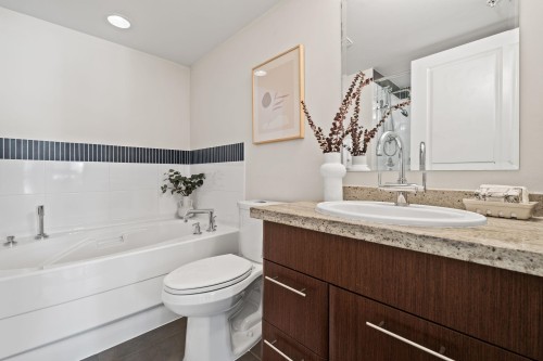 1648 7Th Avenue W, Vancouver, BC - Indoor Photo Showing Bathroom