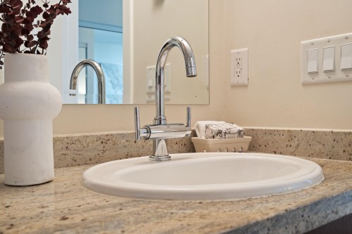 1648 7Th Avenue W, Vancouver, BC - Indoor Photo Showing Bathroom