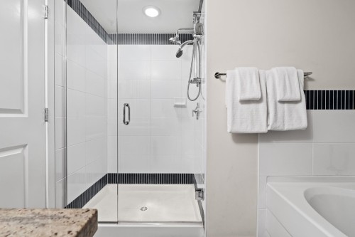1648 7Th Avenue W, Vancouver, BC - Indoor Photo Showing Bathroom