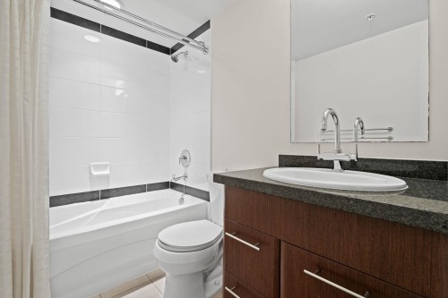1648 7Th Avenue W, Vancouver, BC - Indoor Photo Showing Bathroom