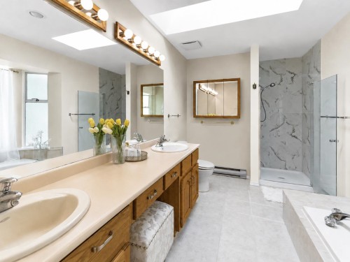 3 Chevalier Court, Port Moody, BC - Indoor Photo Showing Bathroom