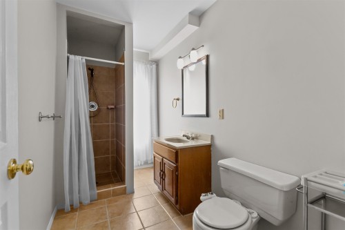 3 Chevalier Court, Port Moody, BC - Indoor Photo Showing Bathroom