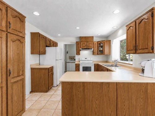 3 Chevalier Court, Port Moody, BC - Indoor Photo Showing Kitchen With Double Sink