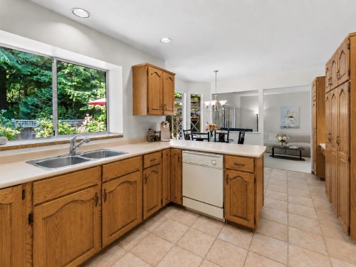 3 Chevalier Court, Port Moody, BC - Indoor Photo Showing Kitchen With Double Sink