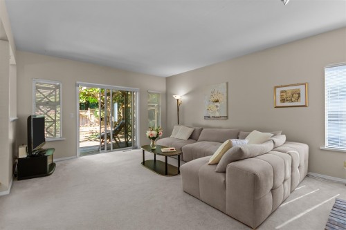 3 Chevalier Court, Port Moody, BC - Indoor Photo Showing Living Room