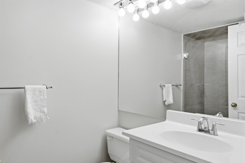 303-106 Kings Road W, North Vancouver, BC - Indoor Photo Showing Other Room