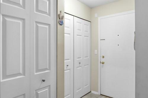 303-106 Kings Road W, North Vancouver, BC - Indoor Photo Showing Laundry Room