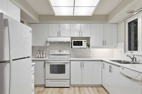 303-106 Kings Road W, North Vancouver, BC - Indoor Photo Showing Kitchen With Double Sink