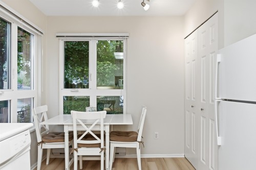 303-106 Kings Road W, North Vancouver, BC - Indoor Photo Showing Kitchen With Double Sink