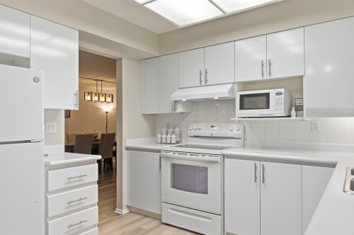303-106 Kings Road W, North Vancouver, BC - Indoor Photo Showing Dining Room