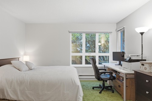 303-106 Kings Road W, North Vancouver, BC - Indoor Photo Showing Bedroom
