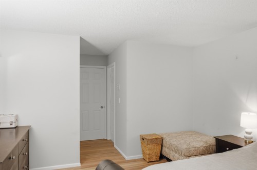 303-106 Kings Road W, North Vancouver, BC - Indoor Photo Showing Bedroom
