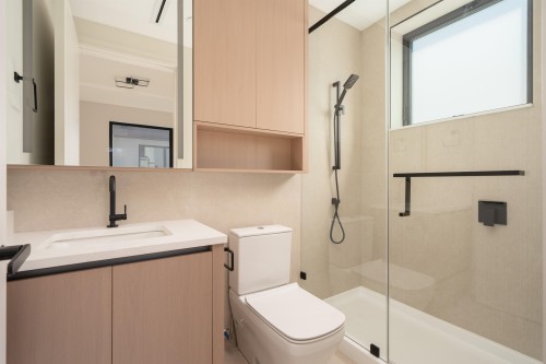2-1450 30Th Avenue E, Vancouver, BC - Indoor Photo Showing Bathroom